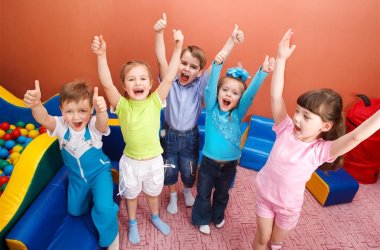 Eine Kindergruppe mit Händen in der Luft