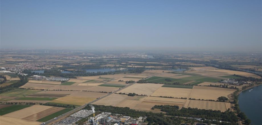 Luftaufnahme eines Betriebsgeländes mit Kläranlage