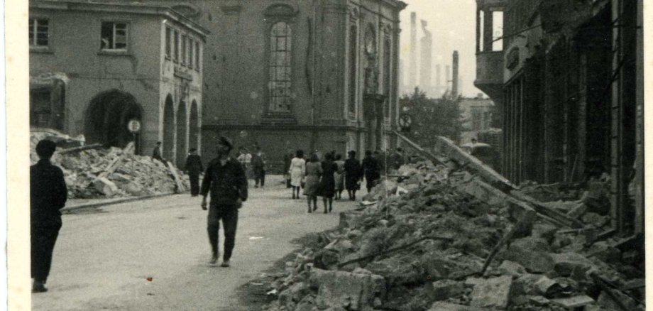 Schwarz-weiß Fotografie von zerstörten Gebäuden