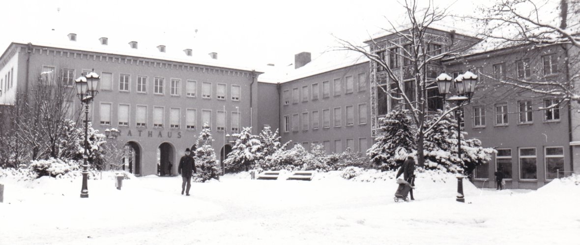 Schwarz-weiß Foto des Rathausplatzes mit Schnee