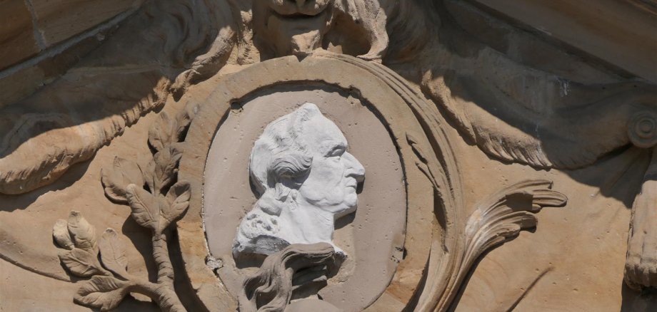 Reliefschmuck am Wormser Tor mit dem Bildnis Kurfürst Carl Theodors