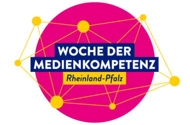 Auf magentafarbenem Kreis und gelborangenem Netz steht mittig blau hinterlegt geschrieben "Woche der Medienkompetenz Rheinland-Pfalz".