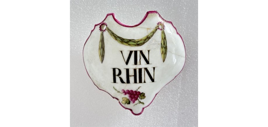 Weinflaschenschild aus Porzellan mit der Aufschrift "Vin Rhin"