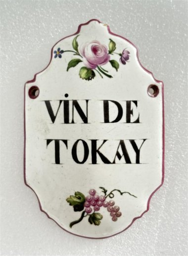 Weinflaschenschild aus Fayence mit der Aufschrift "Vin de Tokay"
