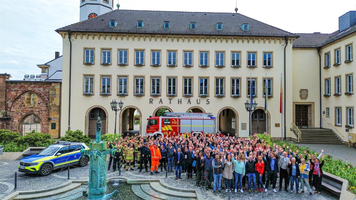 Gruppenfoto vor Rathaus-Gebäude