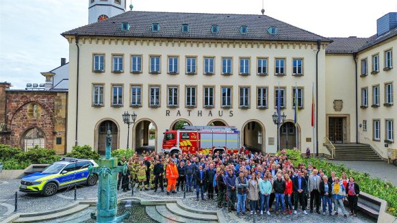 Gruppenfoto vor dem Rathaus