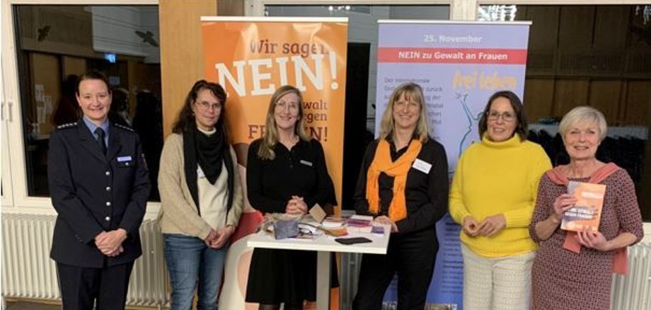 Netzwerken gegen Gewalt an Frauen: auf dem Bild zu sehen, die Verantwortlichen  (v.l.) Sonja Walter, Cornelia Bauditz, Stephanie Kneuper, Kornelia Tildmann, Tamara Niemes, Birgit Löwer. Es fehlt Katja Neumann, die online zugeschaltet war.