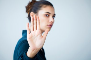 Frau macht Stopp-Geste mit der Hand