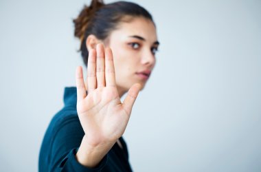 Frau macht Stopp-Geste mit der Hand