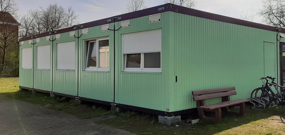 grüner Container auf dem Festplatz