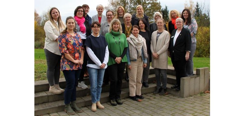 Zu sehen sind die kommunalen Frauen- und Gleichstellungsbeauftragten Rheinland-Pfalz bei der LAG Herbstsitzung am 13.11.24 in Montabaur.